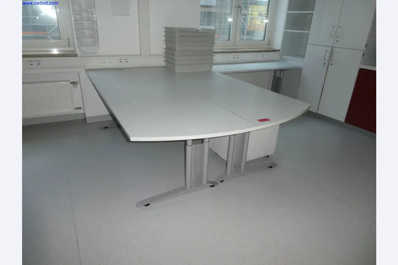 Medizinisch technische Geräte, Einrichtung und Mobiliar eines Krankenhauses-1