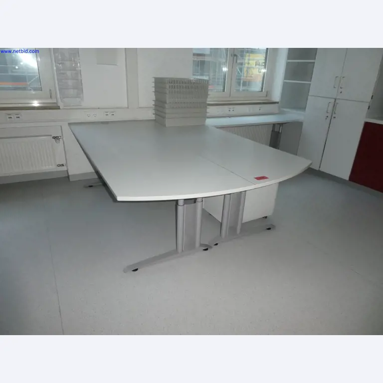 Medizinisch technische Geräte, Einrichtung und Mobiliar eines Krankenhauses-1