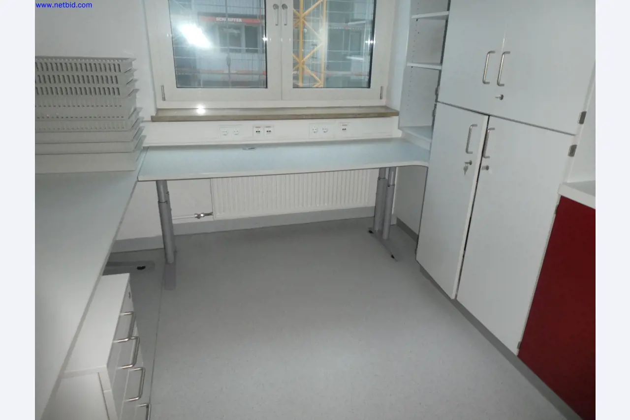 Medizinisch technische Geräte, Einrichtung und Mobiliar eines Krankenhauses-2