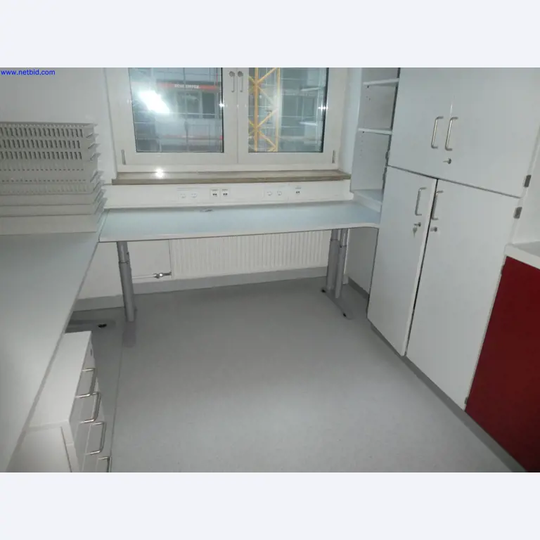 Medizinisch technische Geräte, Einrichtung und Mobiliar eines Krankenhauses-2