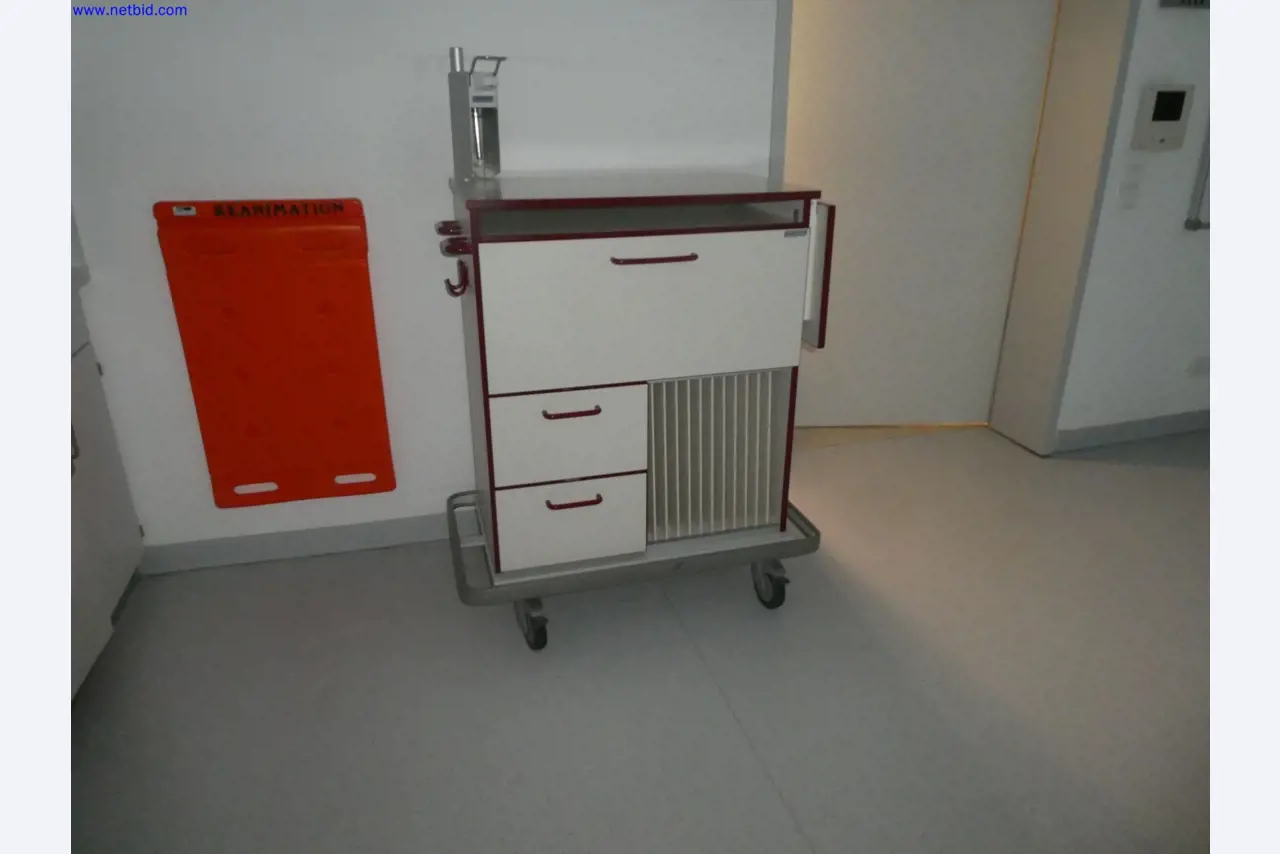 Medizinisch technische Geräte, Einrichtung und Mobiliar eines Krankenhauses-3