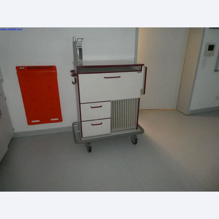 Medizinisch technische Geräte, Einrichtung und Mobiliar eines Krankenhauses-3