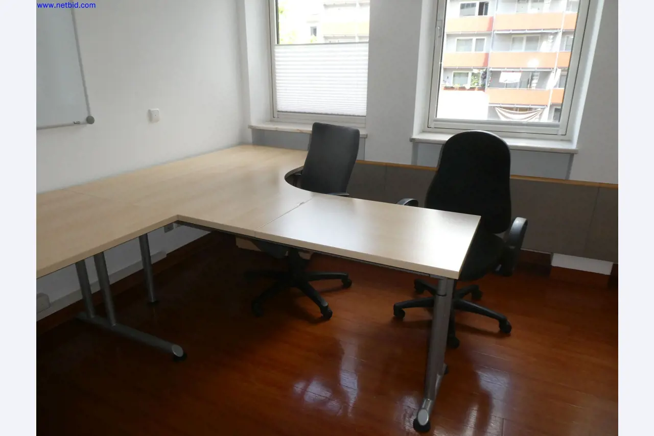 Medizinisch technische Geräte, Einrichtung und Mobiliar eines Krankenhauses-1