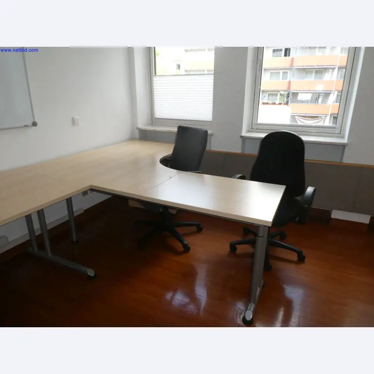 Medizinisch technische Geräte, Einrichtung und Mobiliar eines Krankenhauses-1