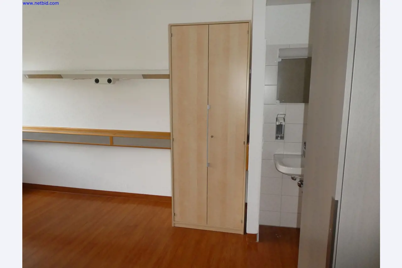 Medizinisch technische Geräte, Einrichtung und Mobiliar eines Krankenhauses-3