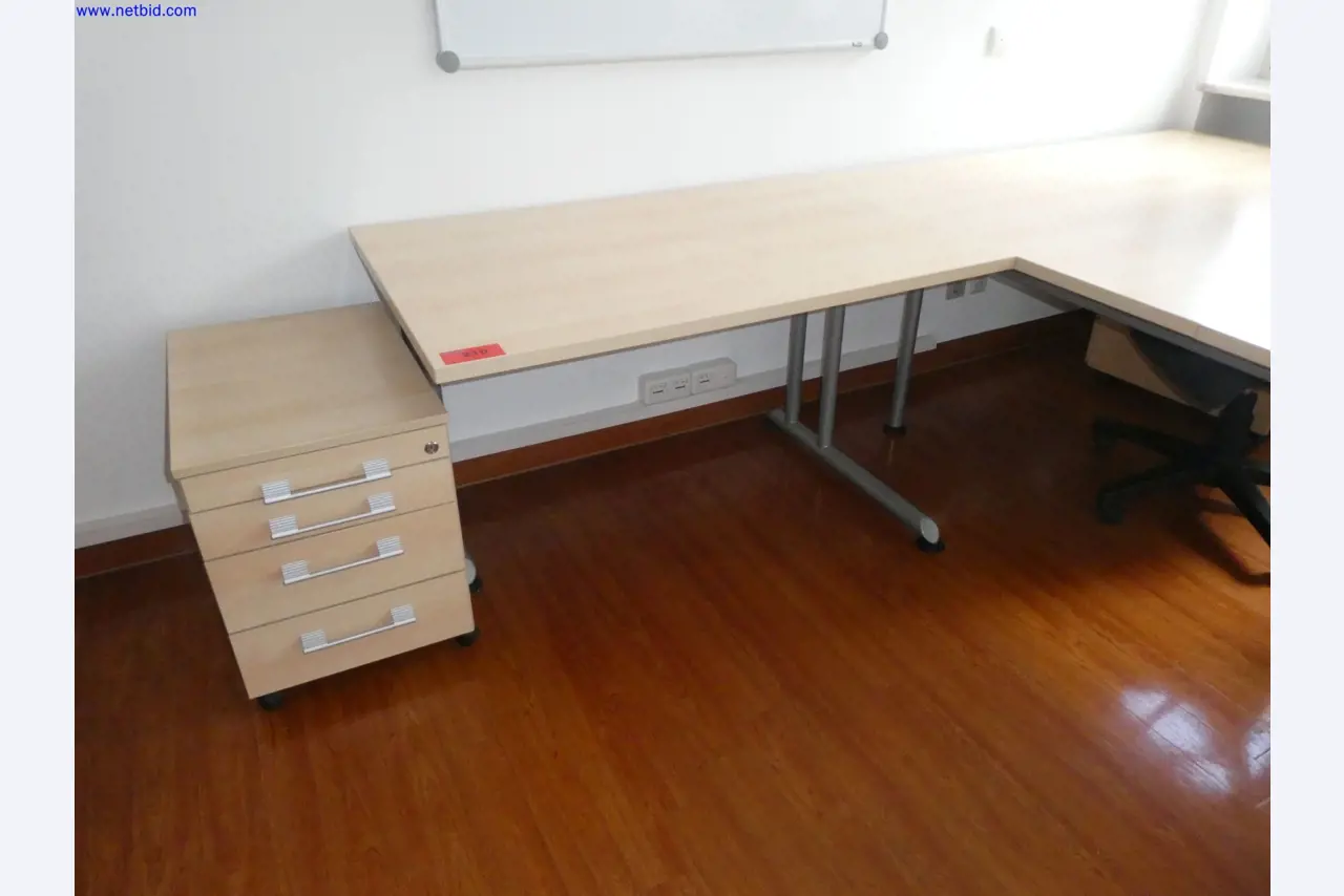 Medizinisch technische Geräte, Einrichtung und Mobiliar eines Krankenhauses-4