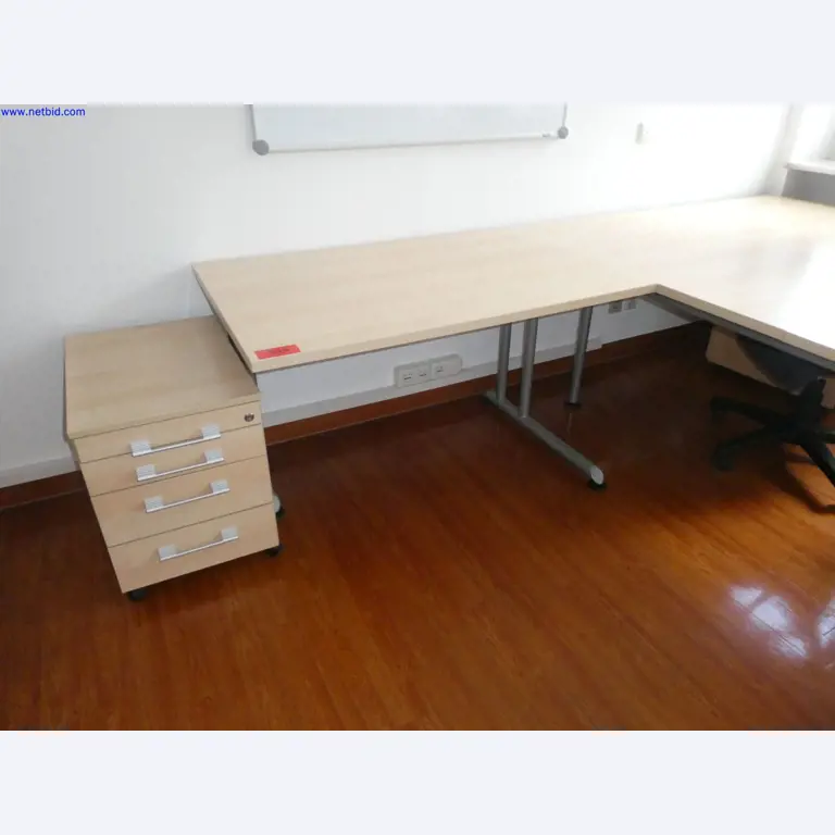 Medizinisch technische Geräte, Einrichtung und Mobiliar eines Krankenhauses-4