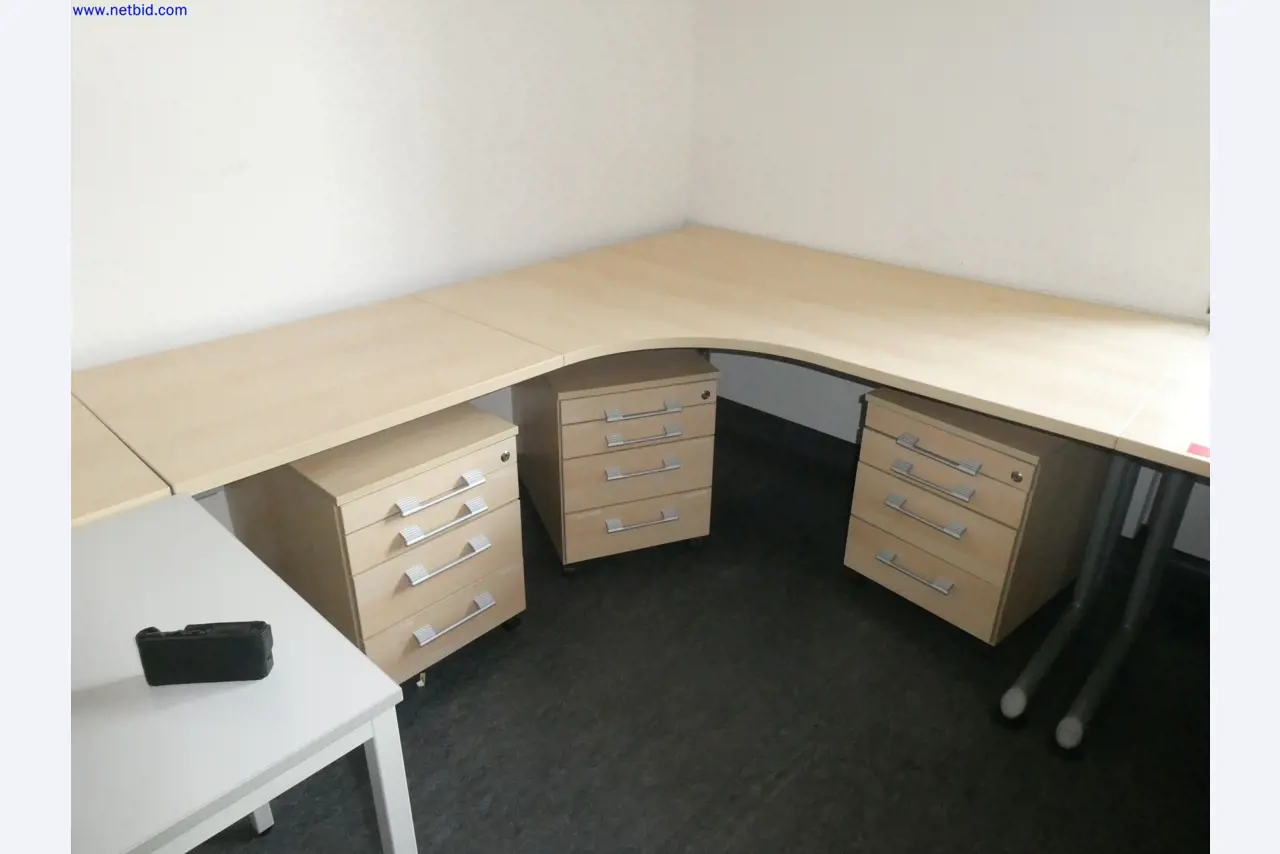 Medizinisch technische Geräte, Einrichtung und Mobiliar eines Krankenhauses-1