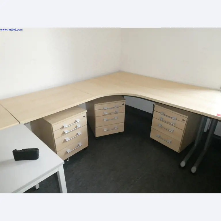 Medizinisch technische Geräte, Einrichtung und Mobiliar eines Krankenhauses-1