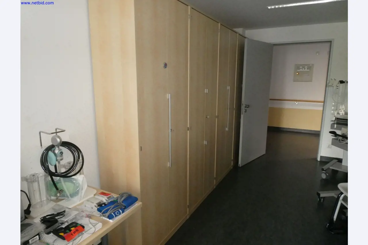 Medizinisch technische Geräte, Einrichtung und Mobiliar eines Krankenhauses-2