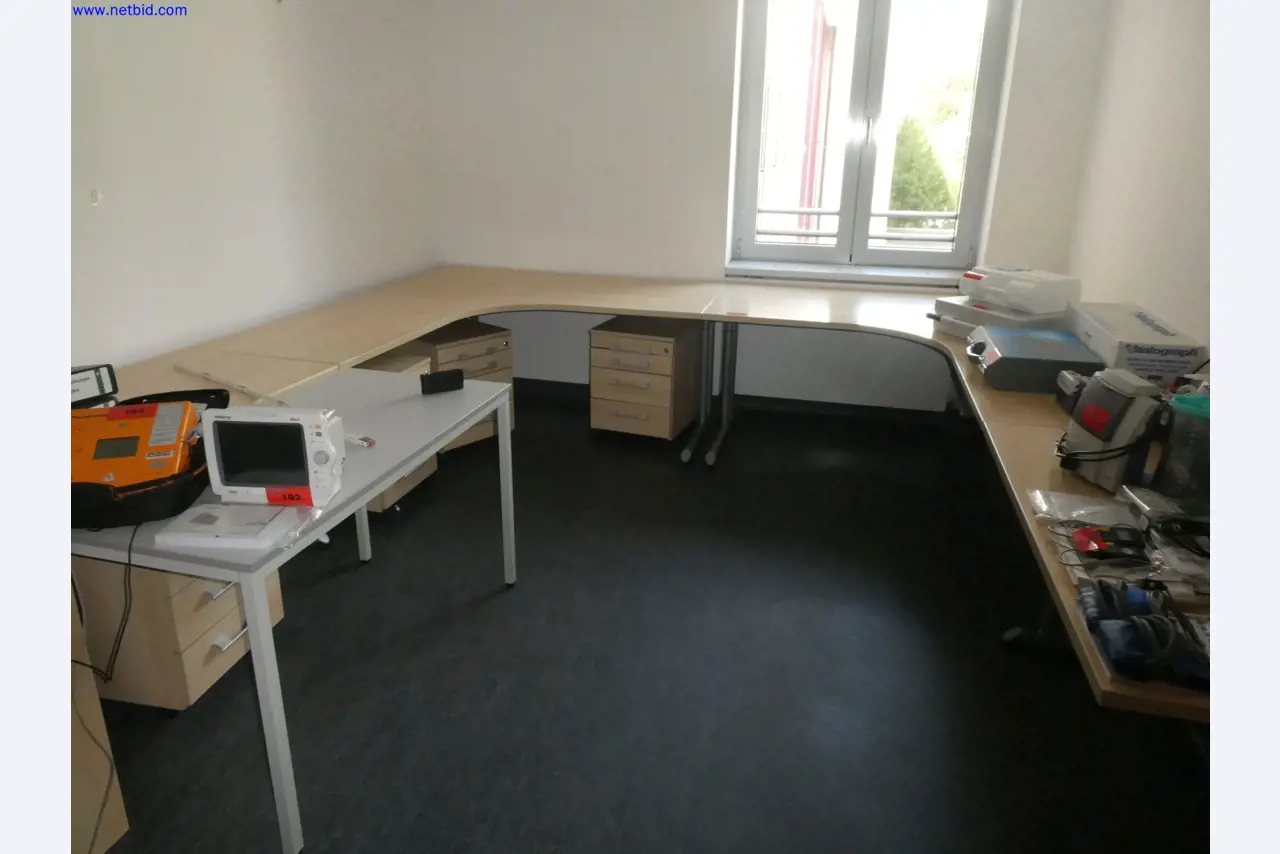 Medizinisch technische Geräte, Einrichtung und Mobiliar eines Krankenhauses-3