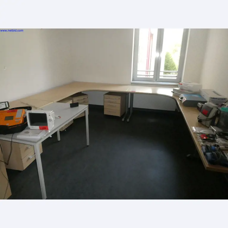 Medizinisch technische Geräte, Einrichtung und Mobiliar eines Krankenhauses-3