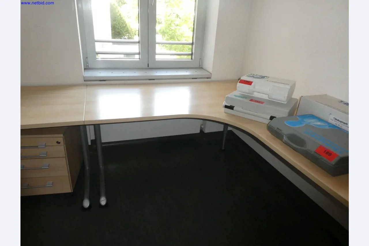 Medizinisch technische Geräte, Einrichtung und Mobiliar eines Krankenhauses-4