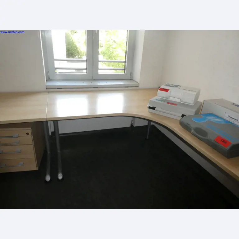 Medizinisch technische Geräte, Einrichtung und Mobiliar eines Krankenhauses-4