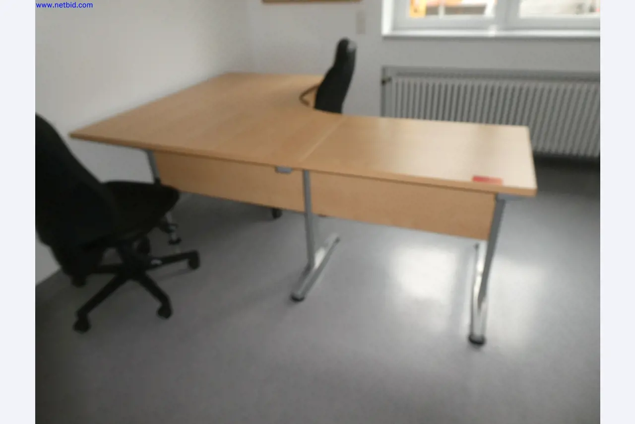 Medizinisch technische Geräte, Einrichtung und Mobiliar eines Krankenhauses-1