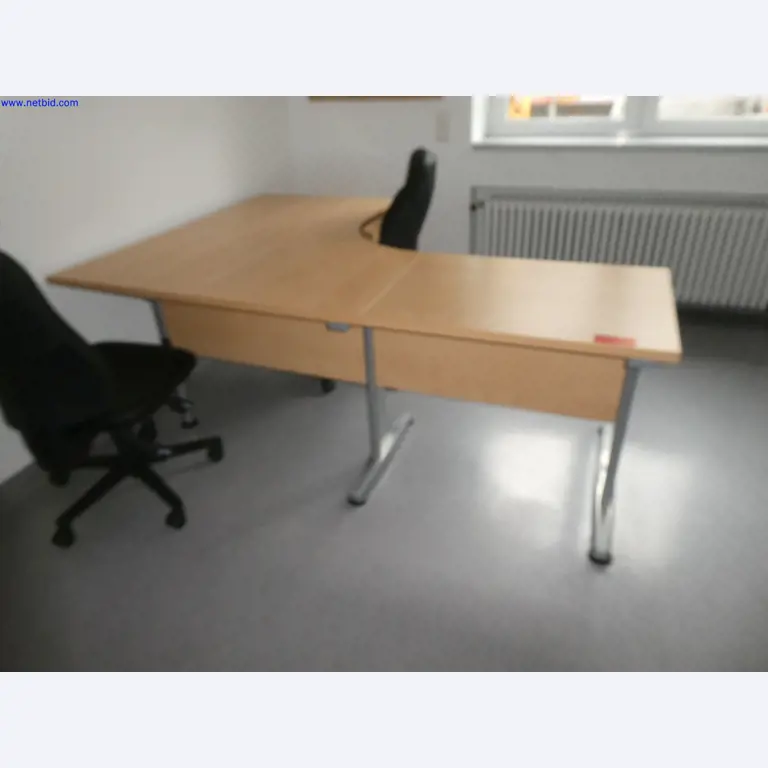 Medizinisch technische Geräte, Einrichtung und Mobiliar eines Krankenhauses-1