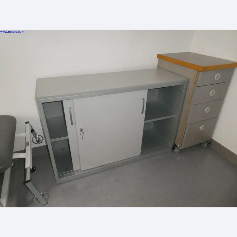 Medizinisch technische Geräte, Einrichtung und Mobiliar eines Krankenhauses-4