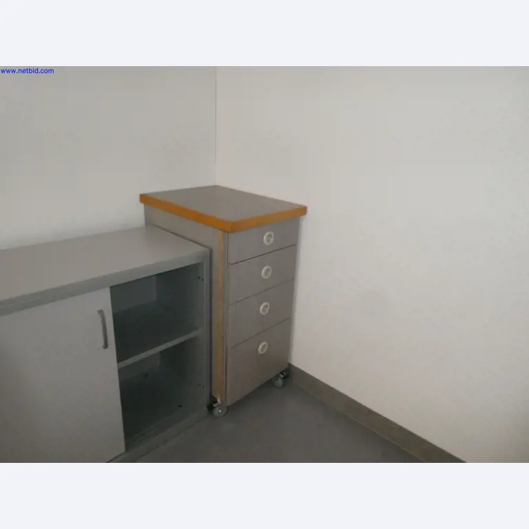 Medizinisch technische Geräte, Einrichtung und Mobiliar eines Krankenhauses-5