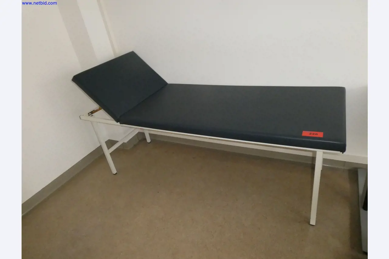 Medizinisch technische Geräte, Einrichtung und Mobiliar eines Krankenhauses-1