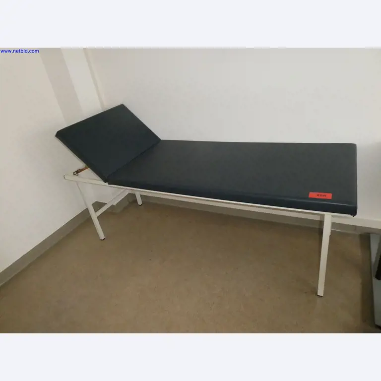 Medizinisch technische Geräte, Einrichtung und Mobiliar eines Krankenhauses-1