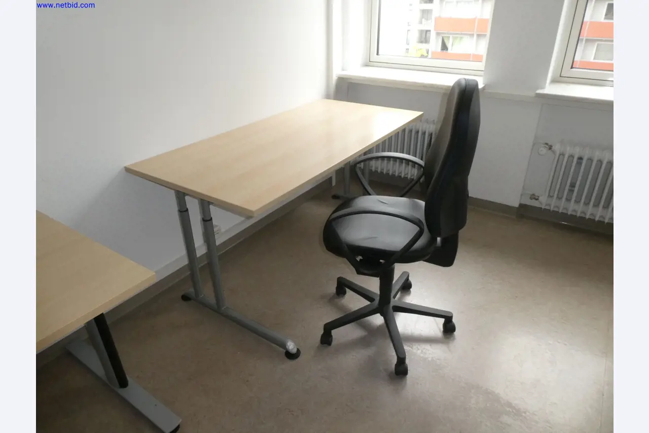 Medizinisch technische Geräte, Einrichtung und Mobiliar eines Krankenhauses-2