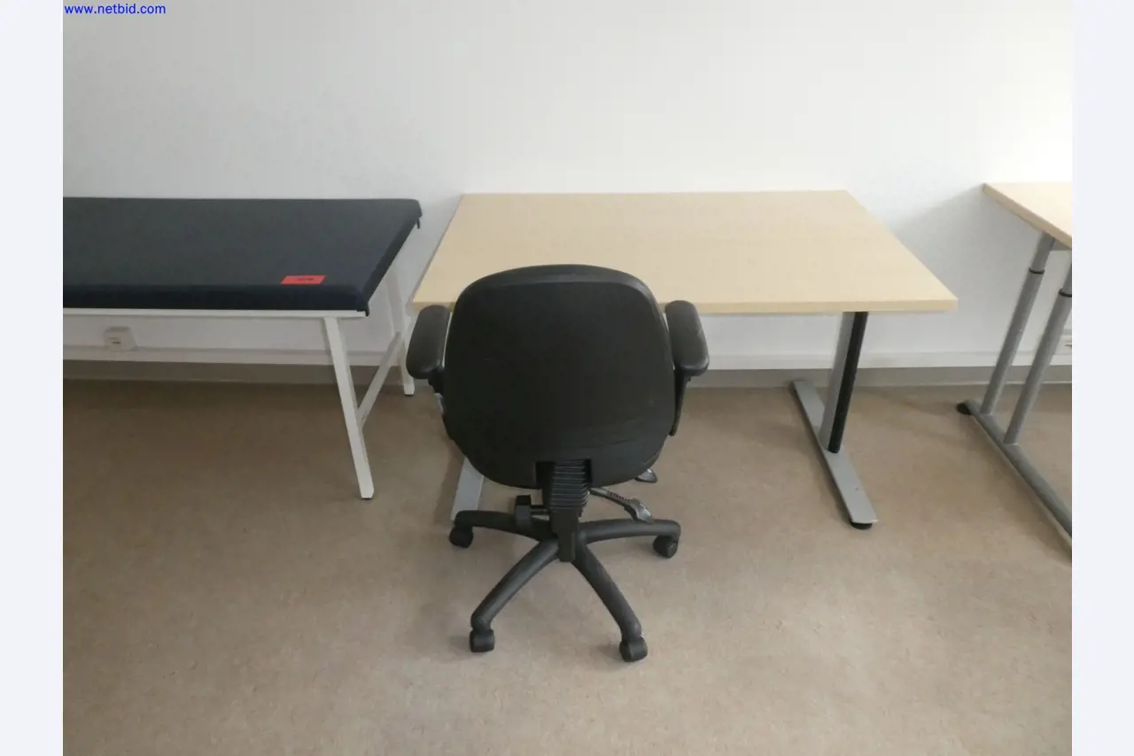 Medizinisch technische Geräte, Einrichtung und Mobiliar eines Krankenhauses-3