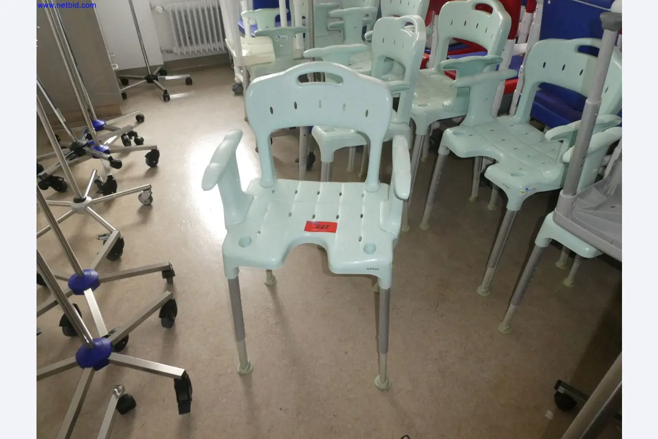 Medizinisch technische Geräte, Einrichtung und Mobiliar eines Krankenhauses-1