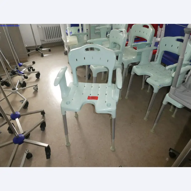 Medizinisch technische Geräte, Einrichtung und Mobiliar eines Krankenhauses-1