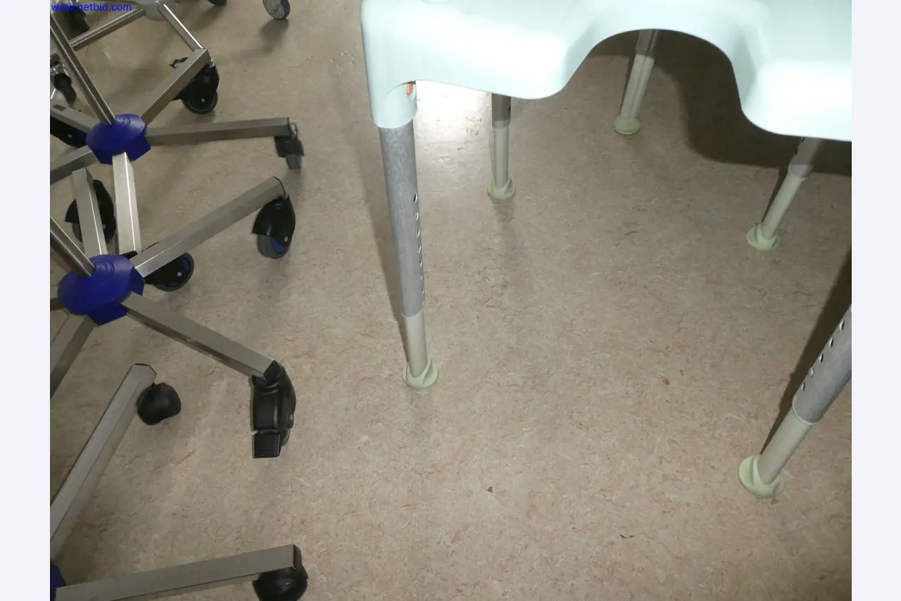 Medizinisch technische Geräte, Einrichtung und Mobiliar eines Krankenhauses-2