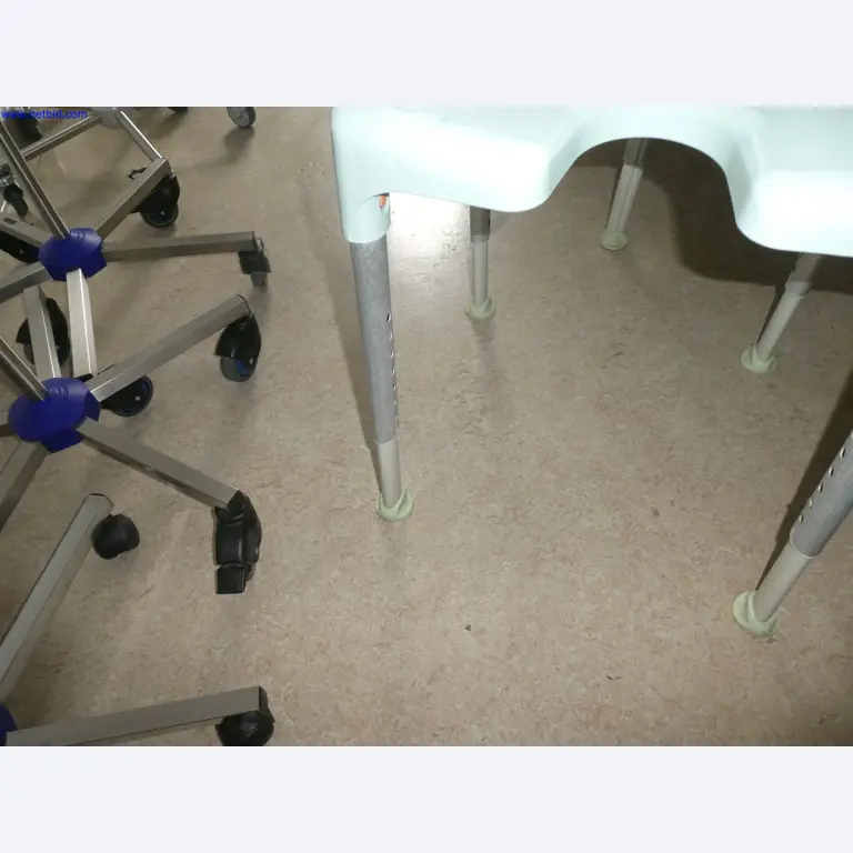 Medizinisch technische Geräte, Einrichtung und Mobiliar eines Krankenhauses-2