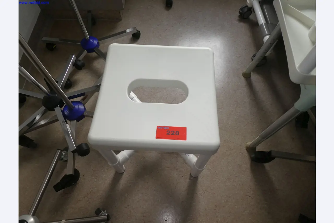 Medizinisch technische Geräte, Einrichtung und Mobiliar eines Krankenhauses-1