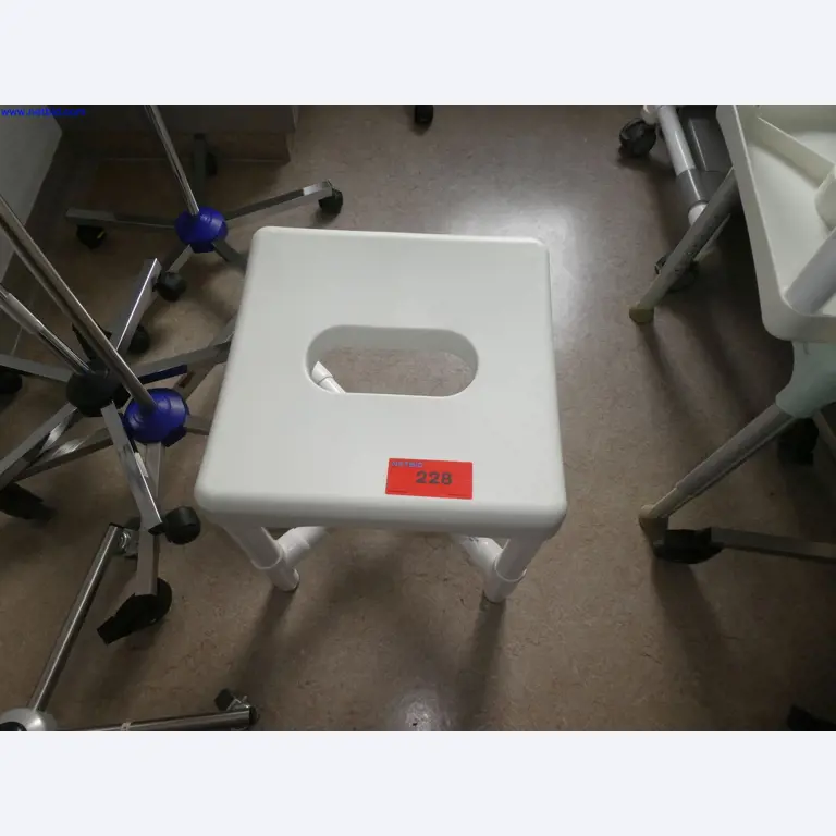 Medizinisch technische Geräte, Einrichtung und Mobiliar eines Krankenhauses-1