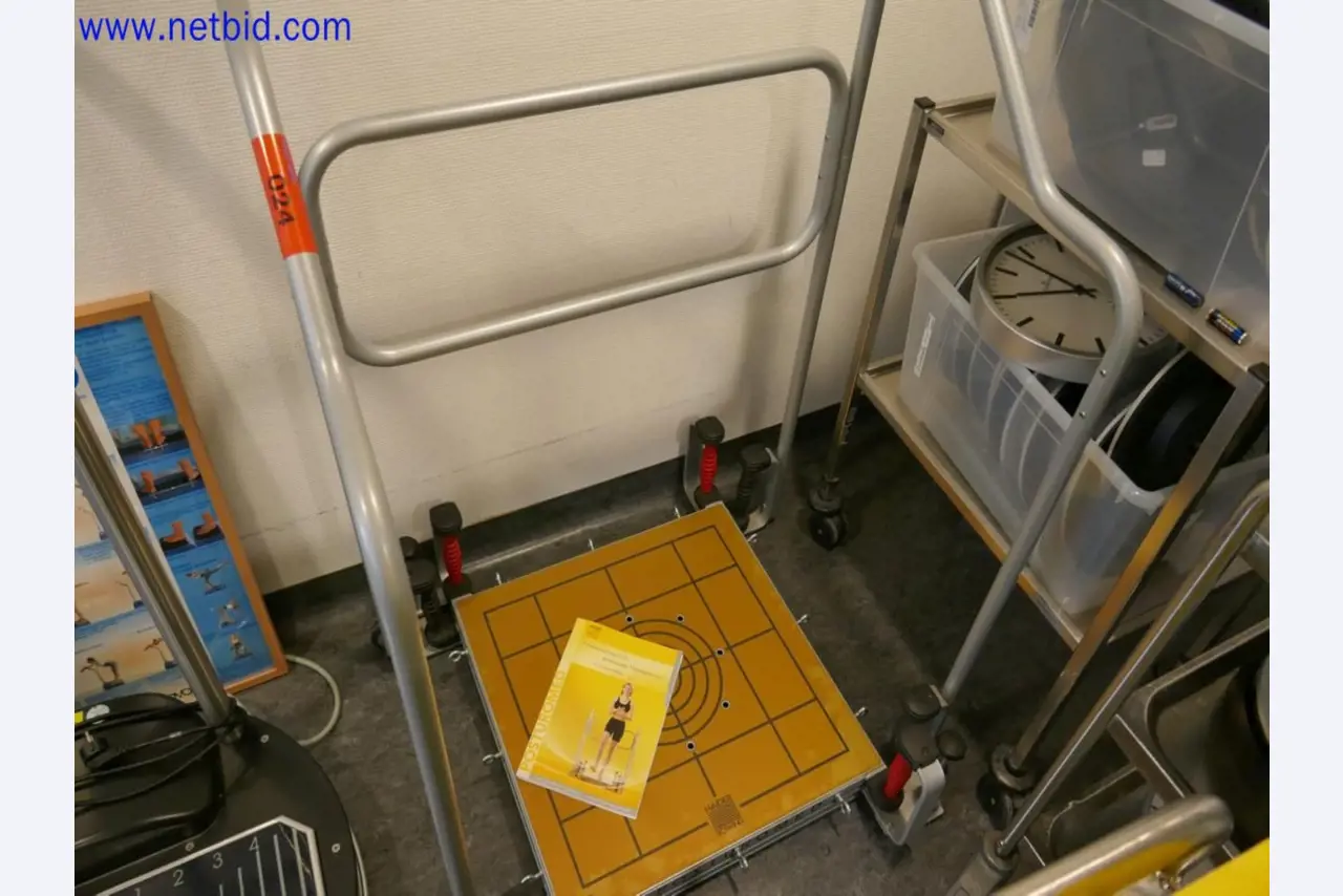 Medizinisch technische Geräte, Einrichtung und Mobiliar eines Krankenhauses-2