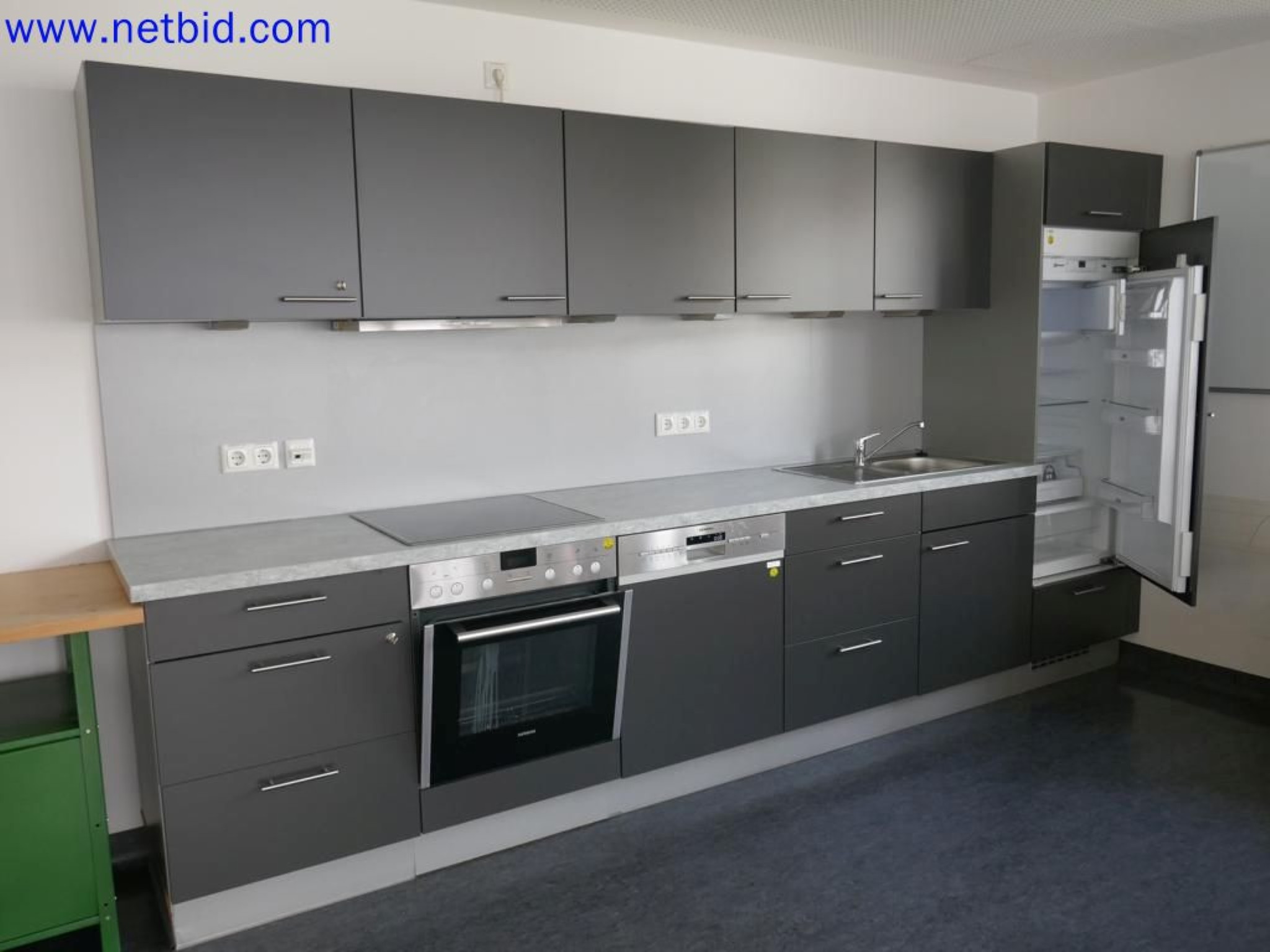 Medyczne urządzenia techniczne, wyposażenie i meble szpitalne-1