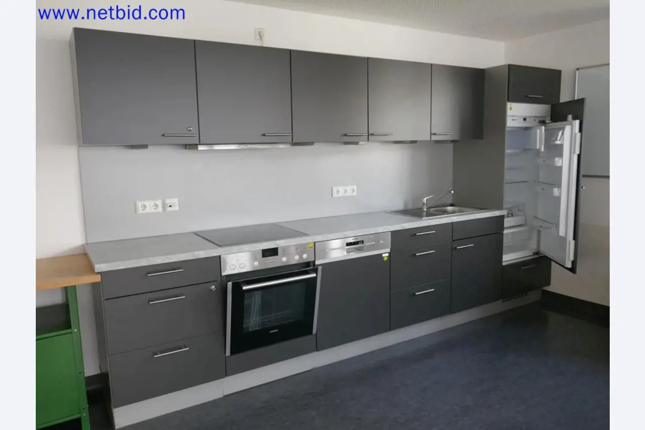 Medyczne urządzenia techniczne, wyposażenie i meble szpitalne-1