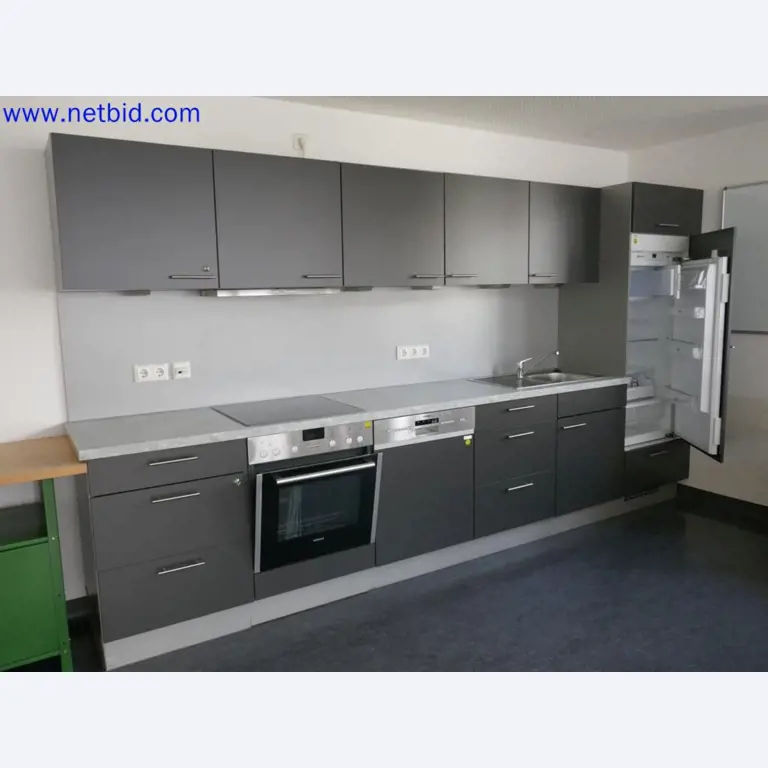 Medyczne urządzenia techniczne, wyposażenie i meble szpitalne-1