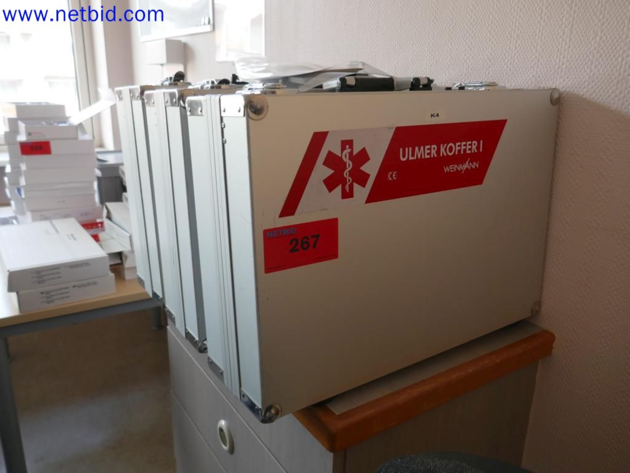 Appareils techniques médicaux, aménagement et mobilier d'un hôpital-1