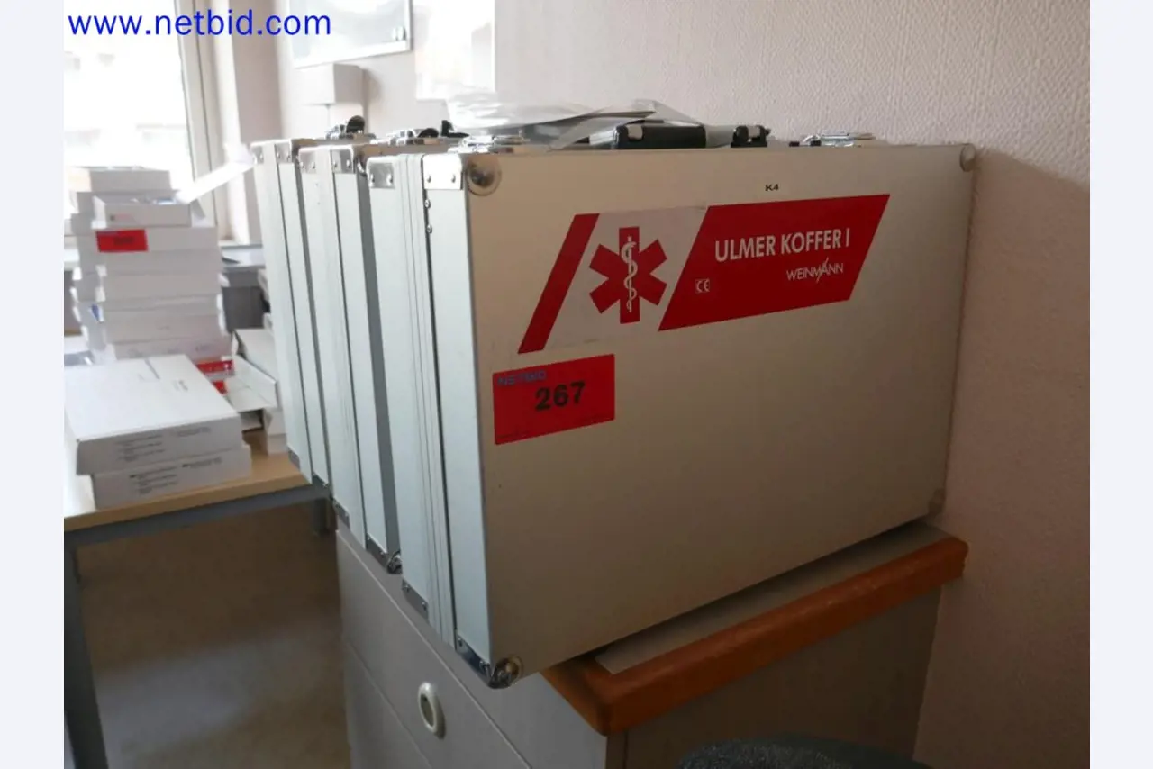 Appareils techniques médicaux, aménagement et mobilier d'un hôpital-1