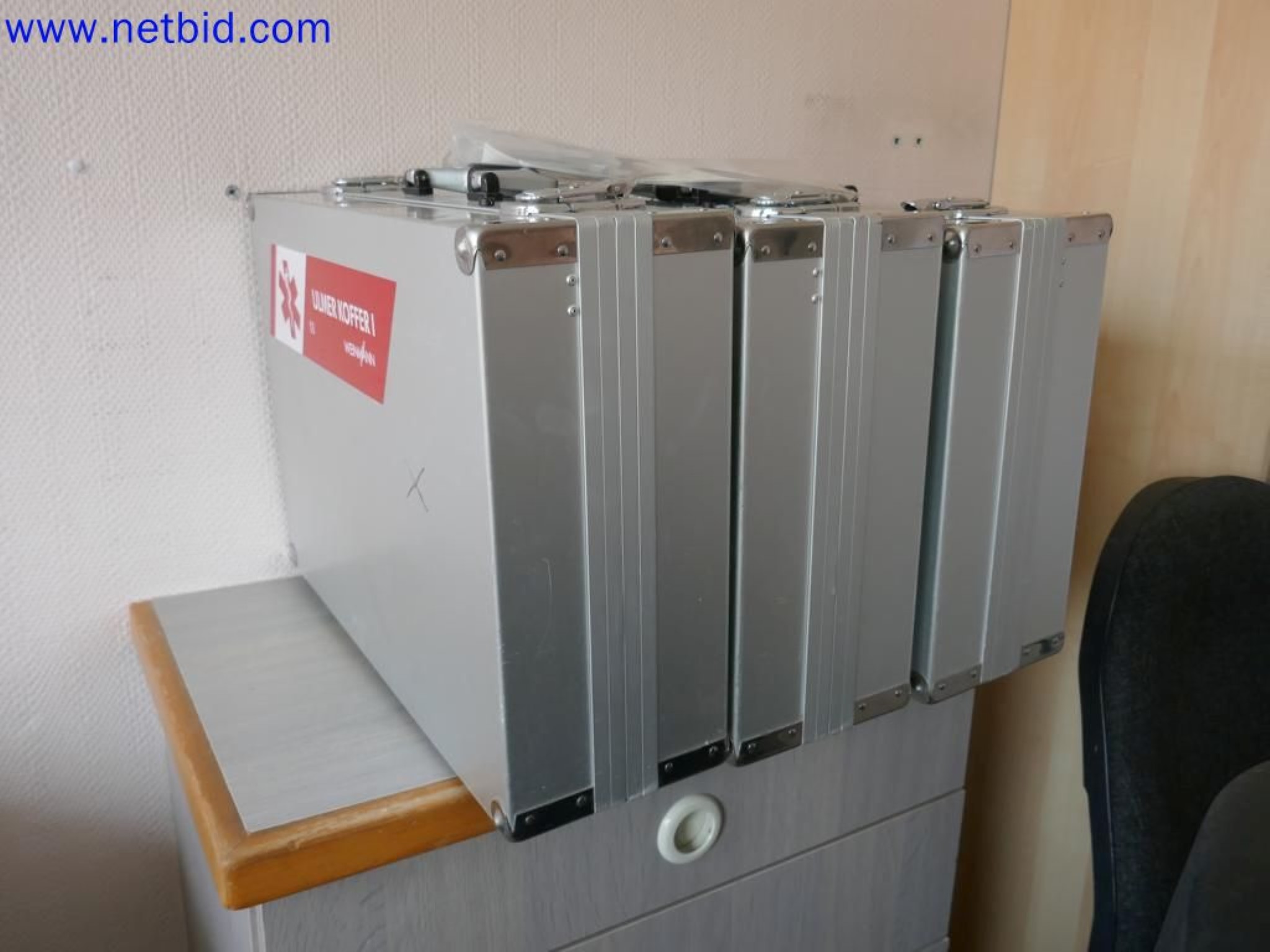 Appareils techniques médicaux, aménagement et mobilier d'un hôpital-3