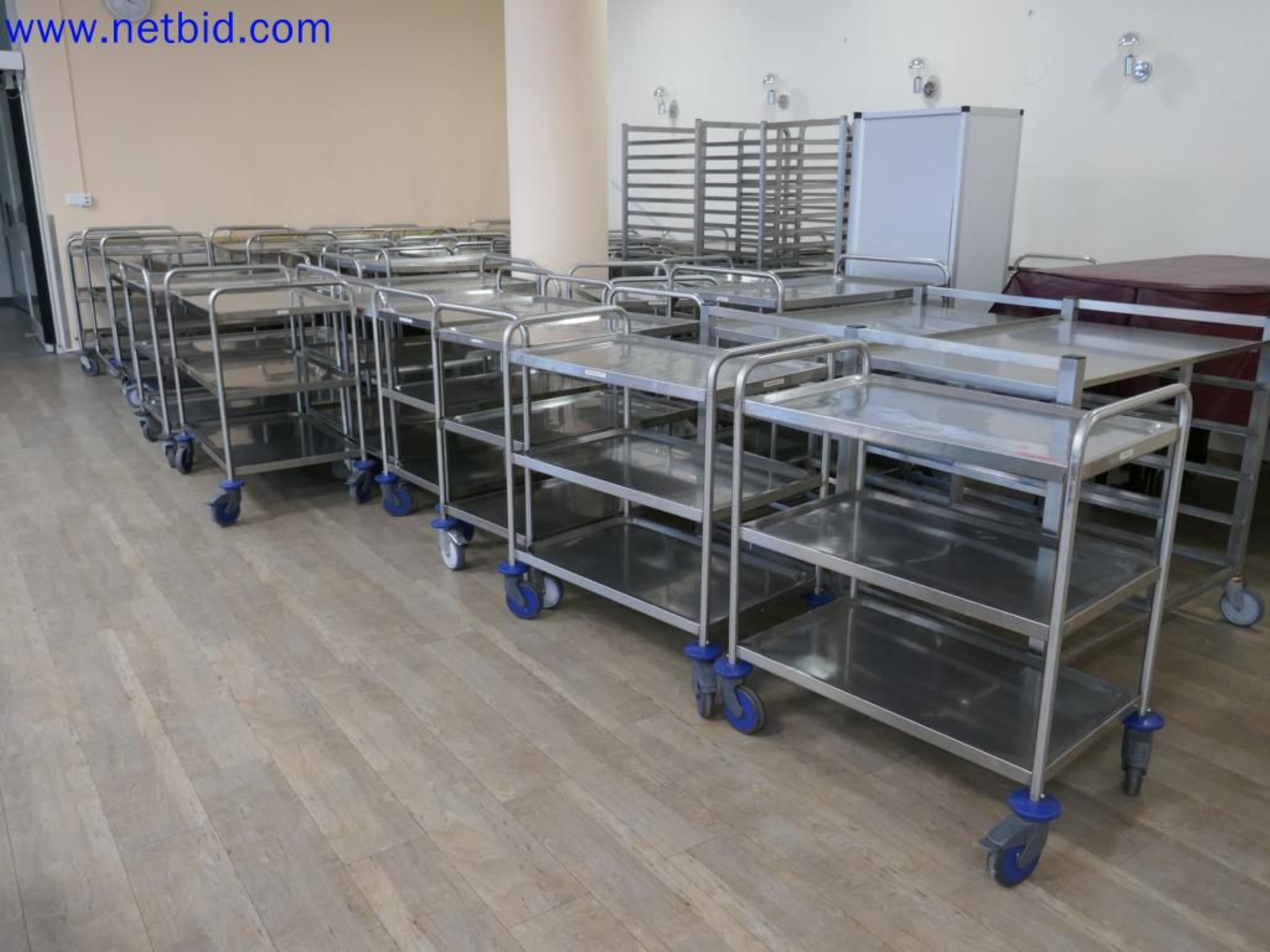 Medyczne urządzenia techniczne, wyposażenie i meble szpitalne-1