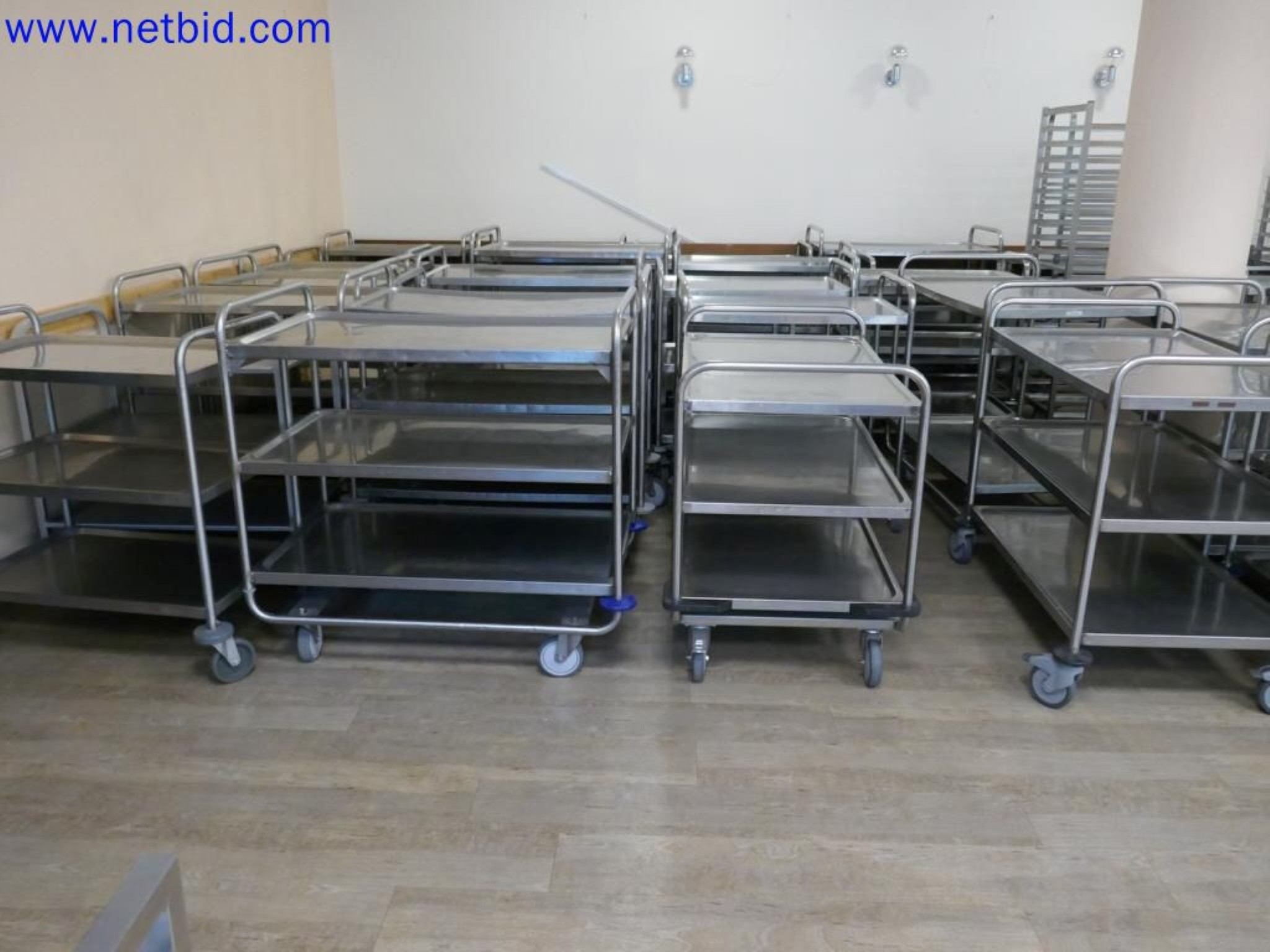 Medyczne urządzenia techniczne, wyposażenie i meble szpitalne-3