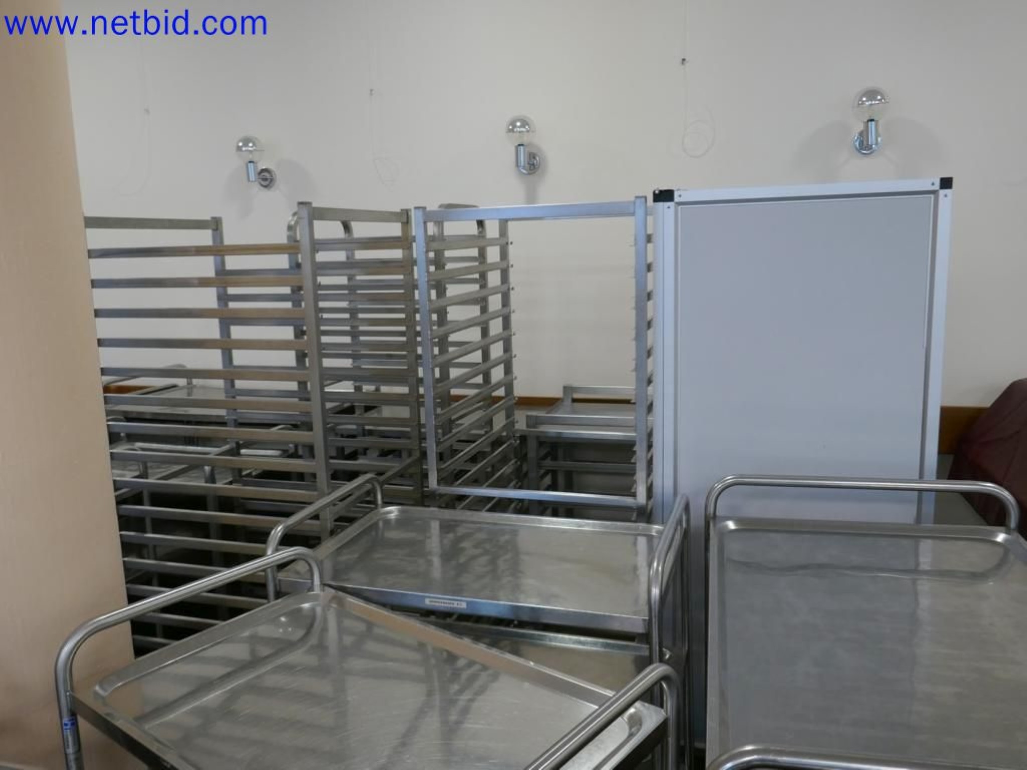 Medyczne urządzenia techniczne, wyposażenie i meble szpitalne-4