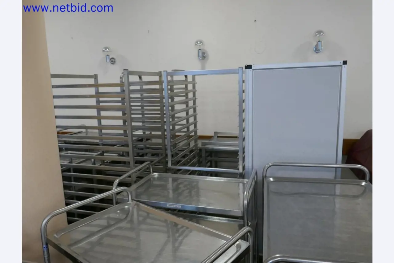 Medyczne urządzenia techniczne, wyposażenie i meble szpitalne-4