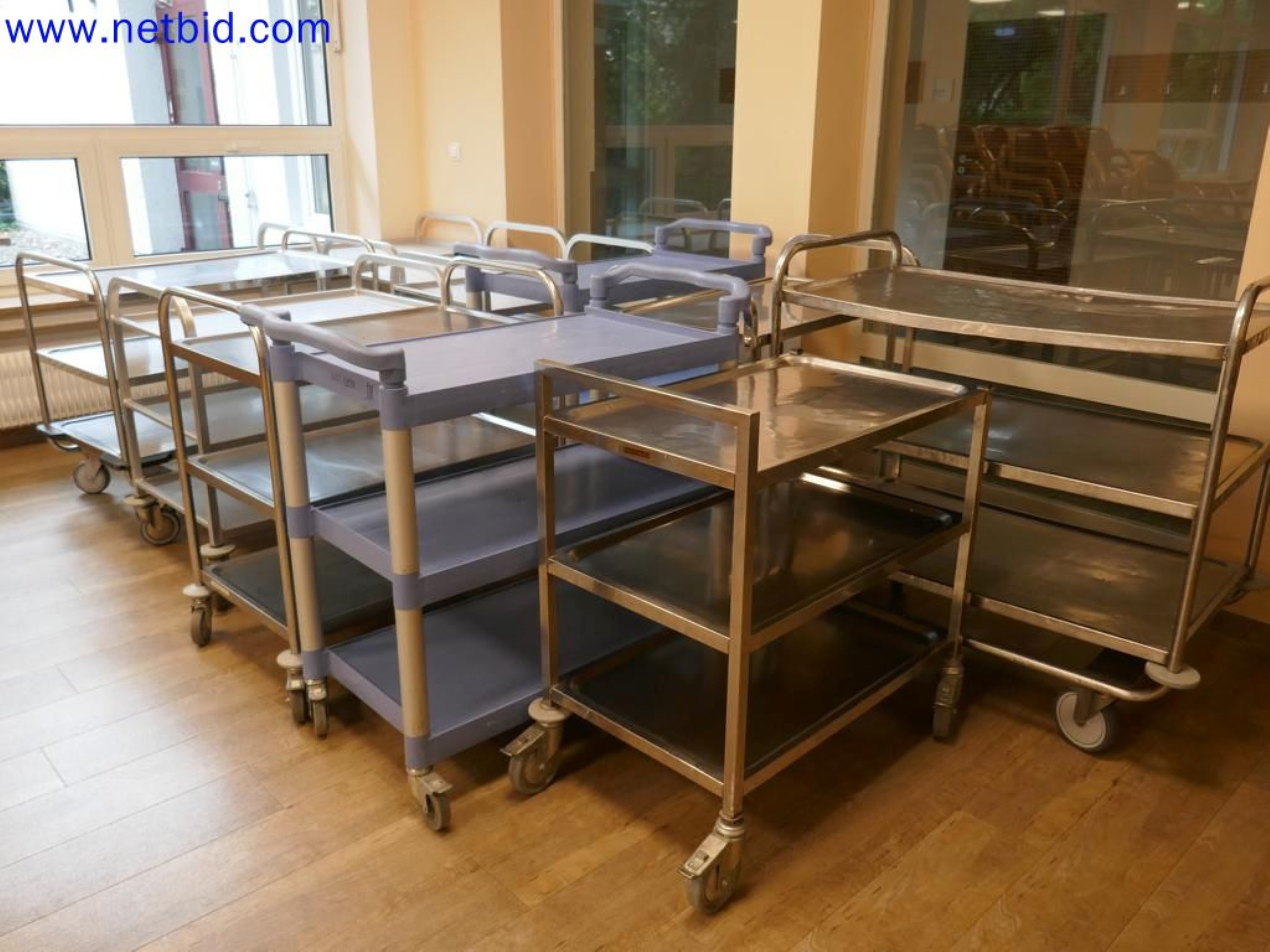 Medyczne urządzenia techniczne, wyposażenie i meble szpitalne-5