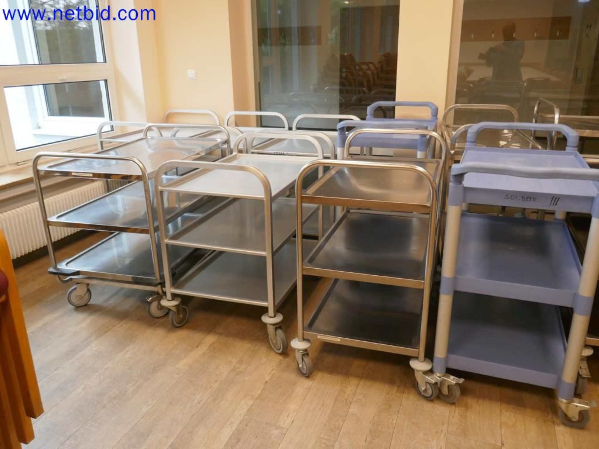 Medyczne urządzenia techniczne, wyposażenie i meble szpitalne-6