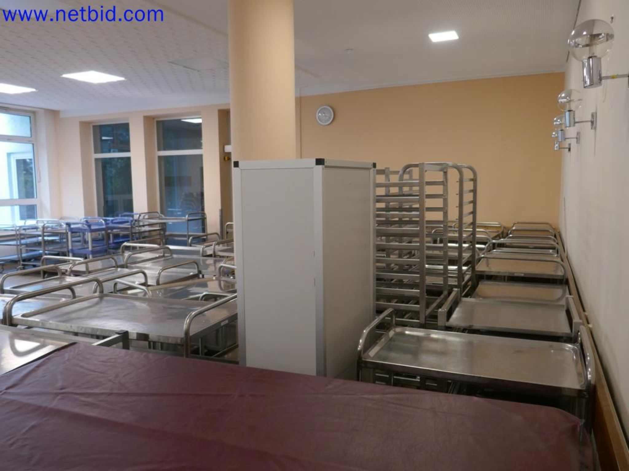 Medyczne urządzenia techniczne, wyposażenie i meble szpitalne-8