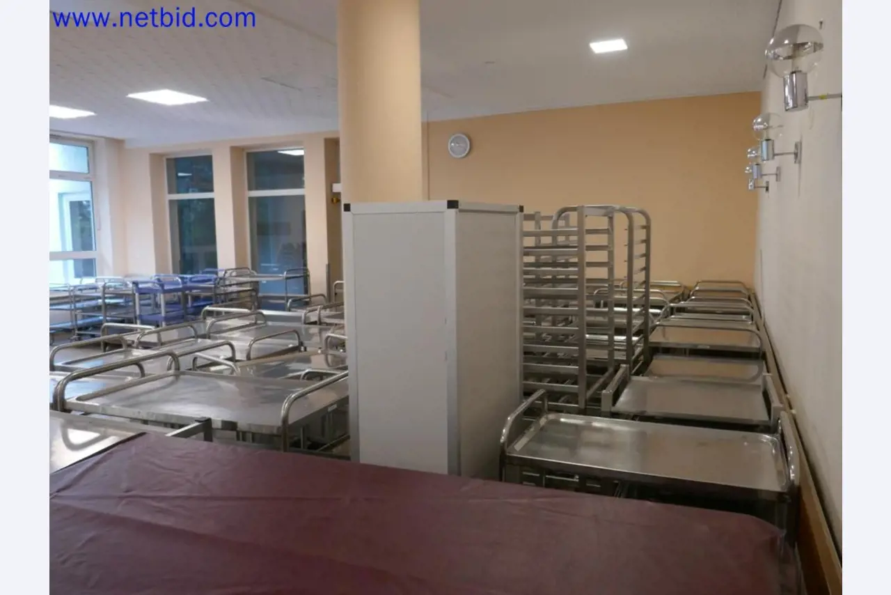 Medyczne urządzenia techniczne, wyposażenie i meble szpitalne-8