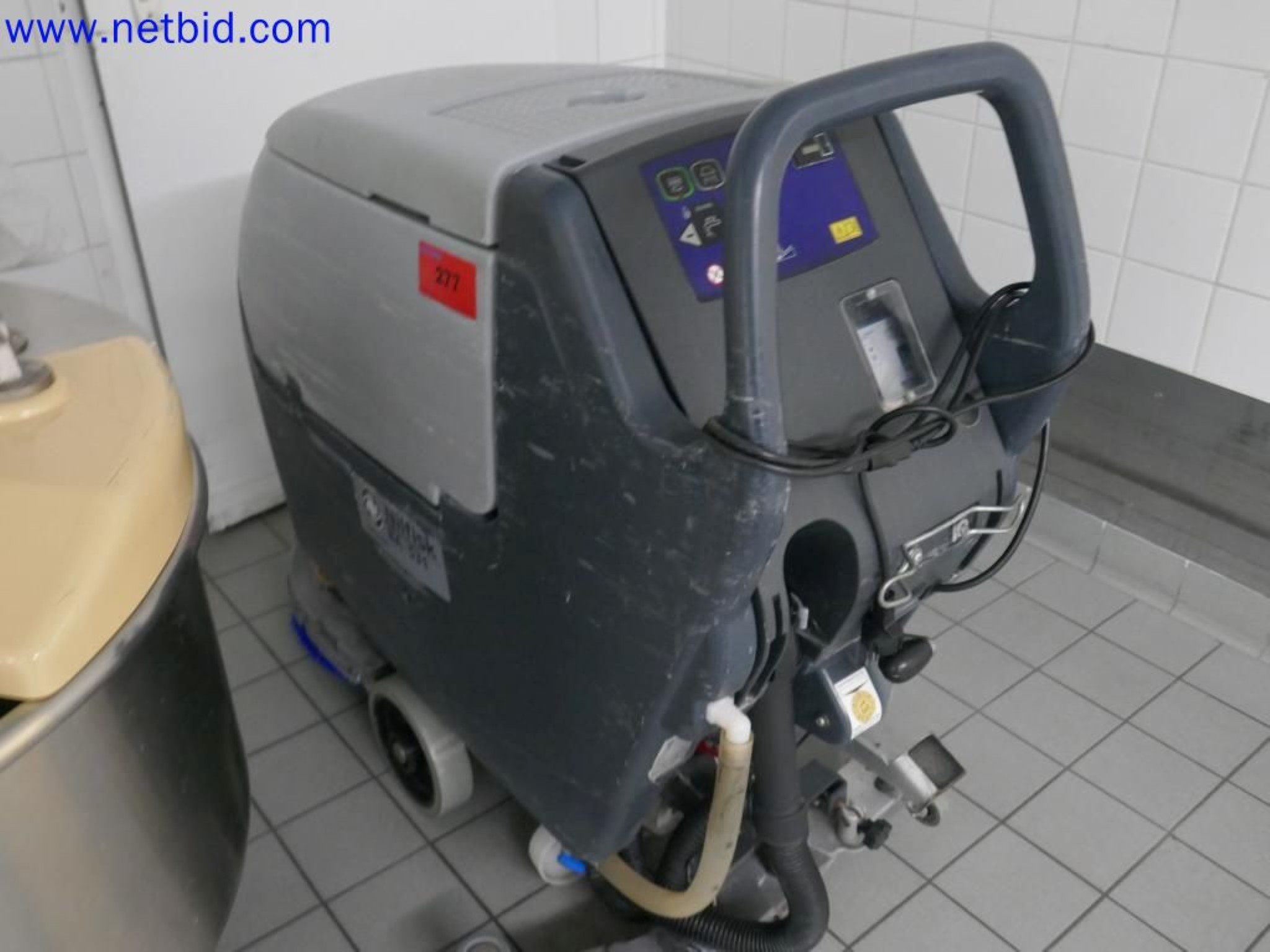 Medyczne urządzenia techniczne, wyposażenie i meble szpitalne-1