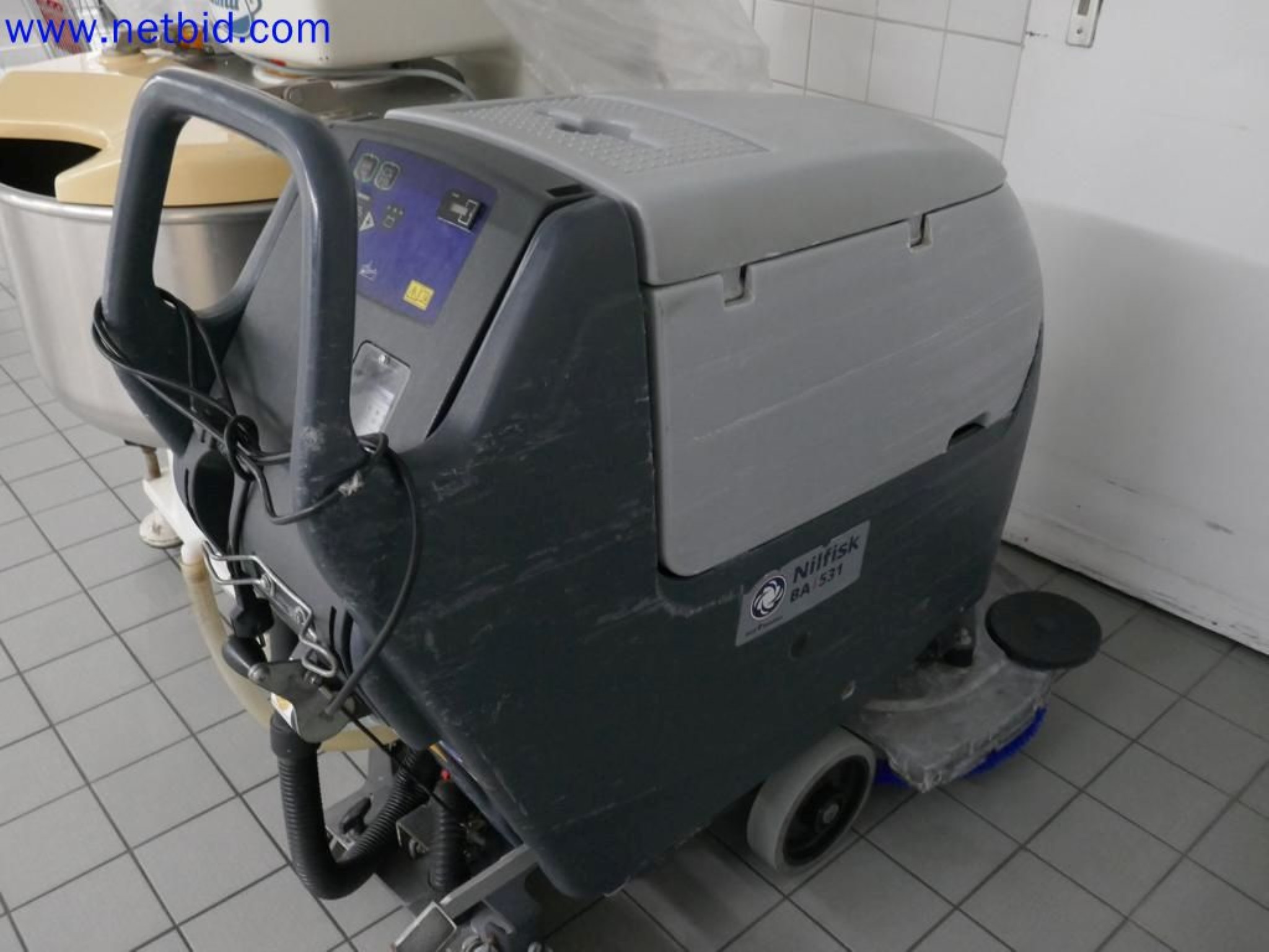 Medyczne urządzenia techniczne, wyposażenie i meble szpitalne-3