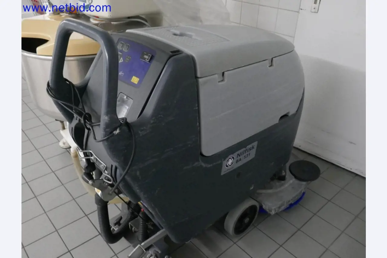 Medyczne urządzenia techniczne, wyposażenie i meble szpitalne-3